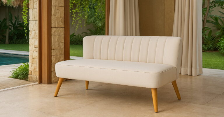 Kremhvit 2-seters linlooksofa med treben